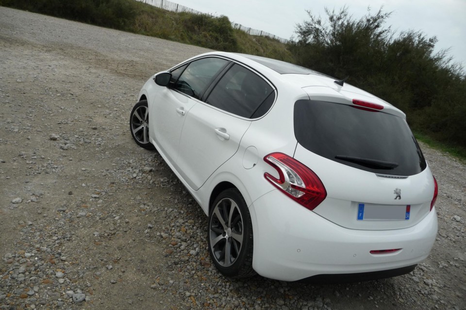 [Ju34] Peugeot 208 Féline 1.6 VTI 120 Blanc Banquise 5p - 009