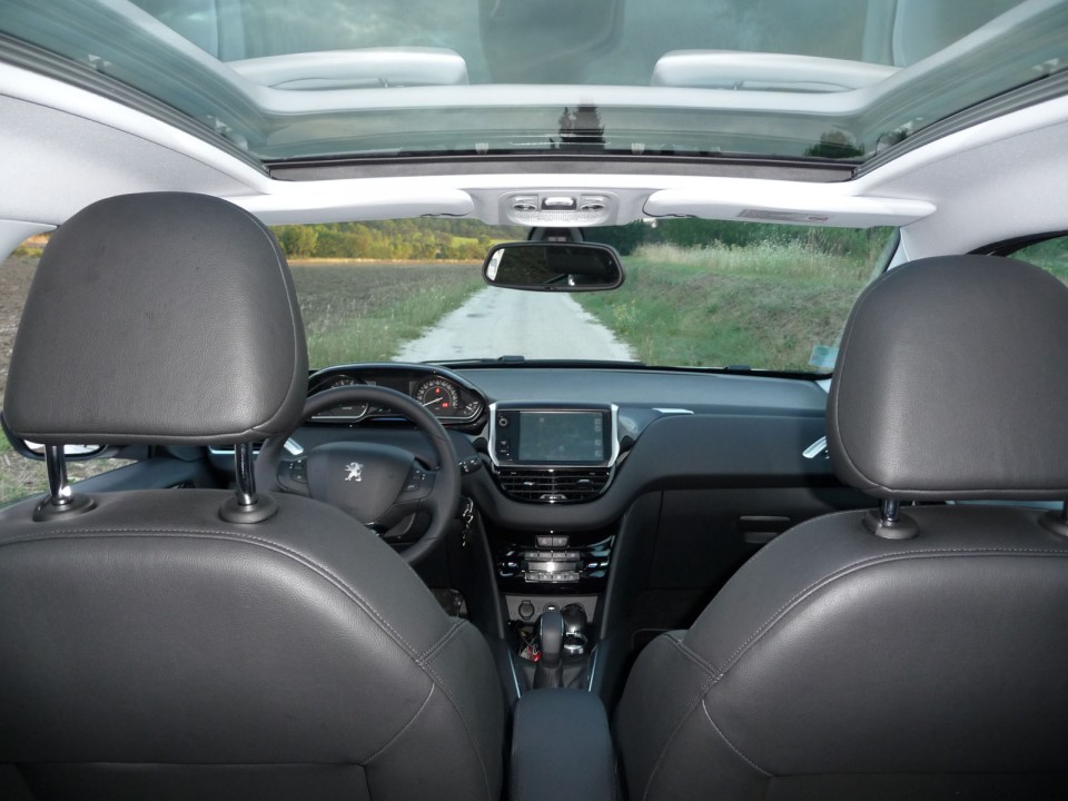 [Ju34] Sièges avant Peugeot 208 Féline 1.6 VTI 120 Blanc Banquise 5p - 010