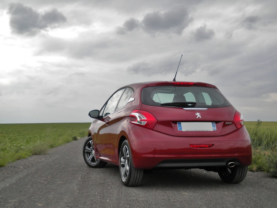 [kobaye] Peugeot 208 Allure 1.6 VTi 120 Rouge Érythrée 3p - 002