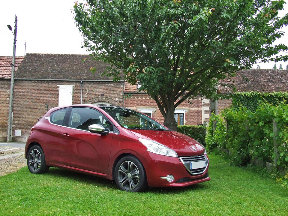 [kobaye] Peugeot 208 Allure 1.6 VTi 120 Rouge Érythrée 3p - 005
