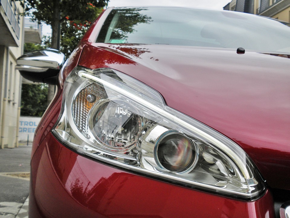 [kobaye] Phare Peugeot 208 Allure 1.6 VTi 120 Rouge Érythrée 3p - 008