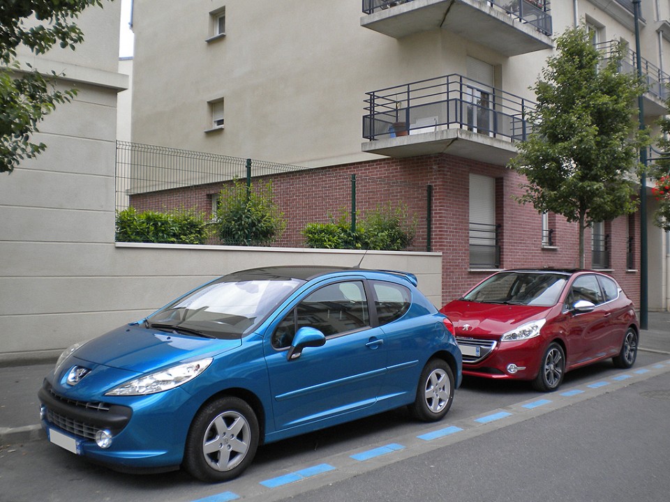 [kobaye] Peugeot 207 Bleu Neysha et Peugeot 208 Allure 1.6 VTi 120 Rouge Érythrée 3p - 015