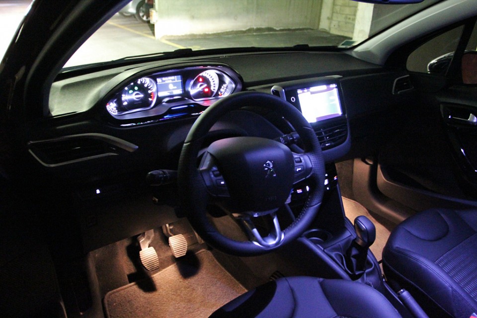 [kobaye] Habitacle éclairé Peugeot 208 Allure 1.6 VTi 120 Rouge Érythrée 3p - 019