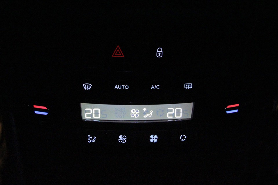 [kobaye] Climatisation auto Peugeot 208 Allure 1.6 VTi 120 Rouge Érythrée 3p - 022