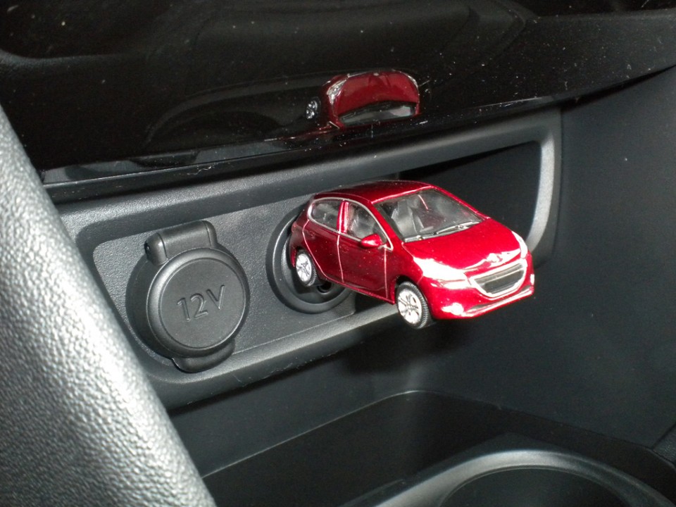 [kobaye] Clé USB Peugeot 208 Allure 1.6 VTi 120 Rouge Érythrée 3p - 023
