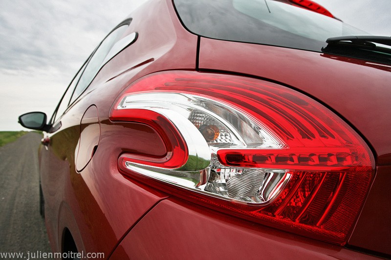 [kobaye] Feu arrière Peugeot 208 Allure 1.6 VTi 120 Rouge Érythrée 3p - 033