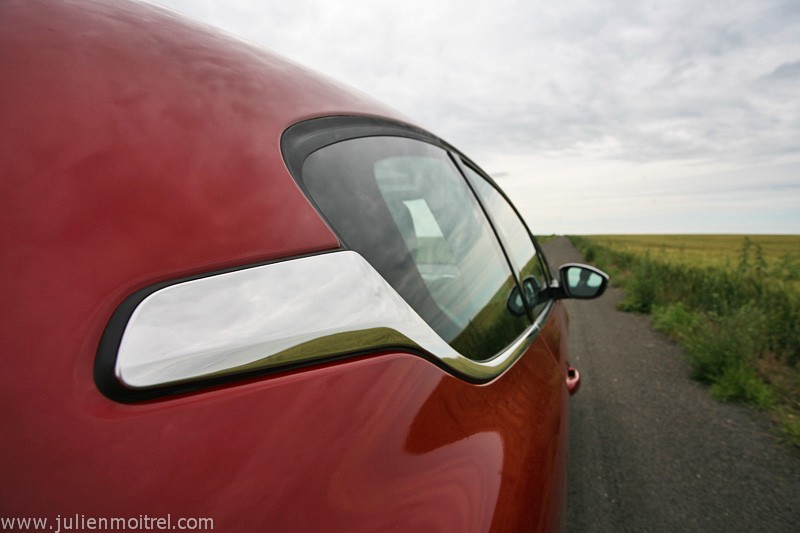 [kobaye] Enjoliveur chromé Peugeot 208 Allure 1.6 VTi 120 Rouge Érythrée 3p - 034