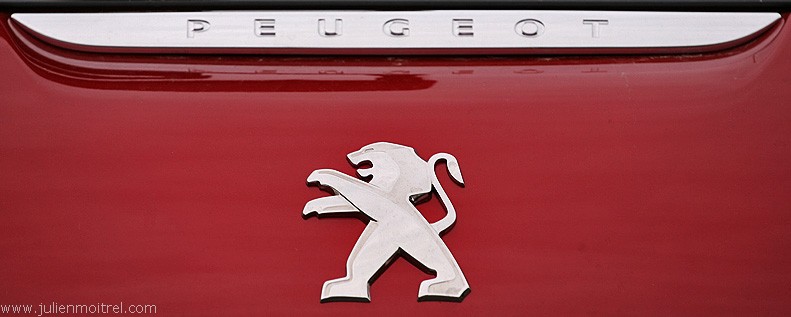 [kobaye] Sigle Peugeot 208 Allure 1.6 VTi 120 Rouge Érythrée 3p - 036