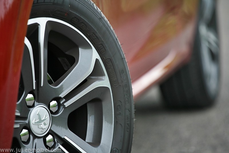 [kobaye] Jante alliage Helium Technical Grey 16" Peugeot 208 Allure 1.6 VTi 120 Rouge Érythrée 3p - 039