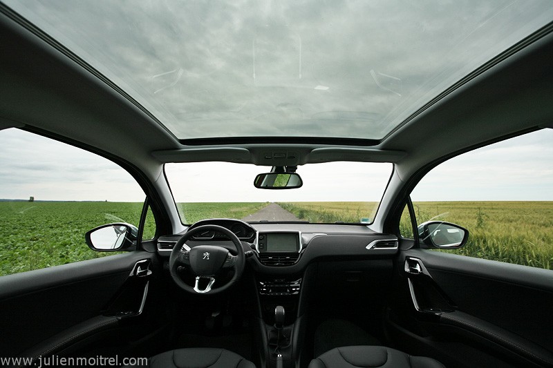 [kobaye] Intérieur toit vitré Peugeot 208 Allure 1.6 VTi 120 Rouge Érythrée 3p - 040