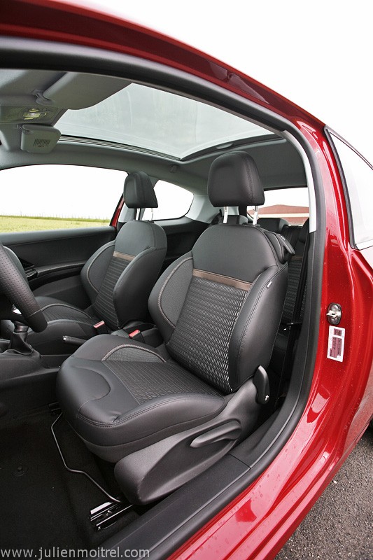 [kobaye] Intérieur bi-matière Peugeot 208 Allure 1.6 VTi 120 Rouge Érythrée 3p - 042