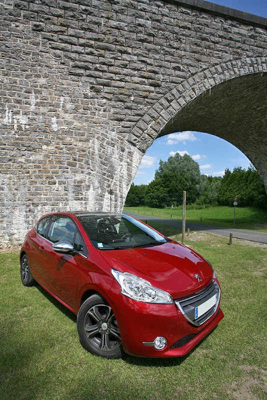 [kobaye] Peugeot 208 Allure 1.6 VTi 120 Rouge Érythrée 3p - 043