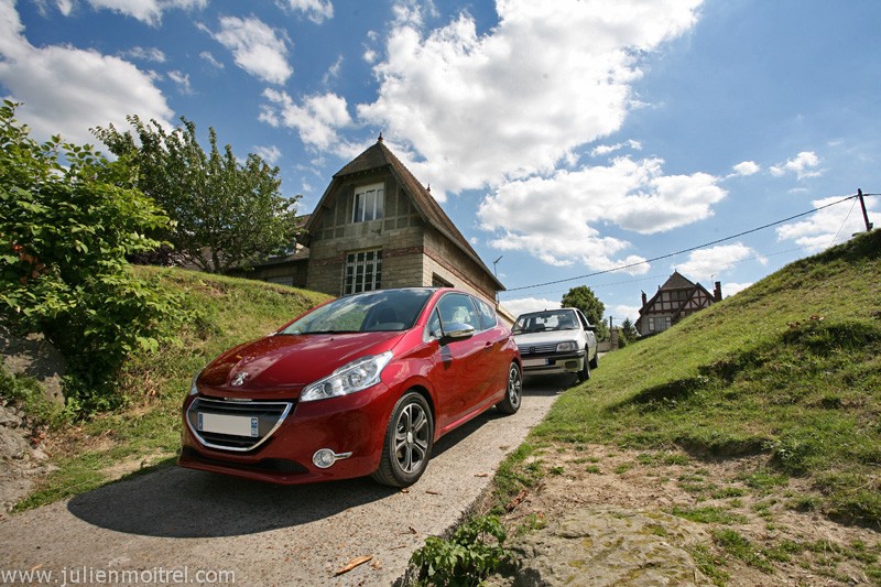 [kobaye] Peugeot 205 et Peugeot 208 Allure 1.6 VTi 120 Rouge Érythrée 3p - 054