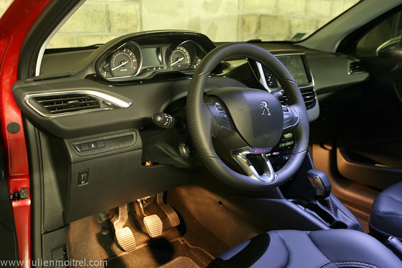 [kobaye] Intérieur allumé Peugeot 208 Allure 1.6 VTi 120 Rouge Érythrée 3p - 061