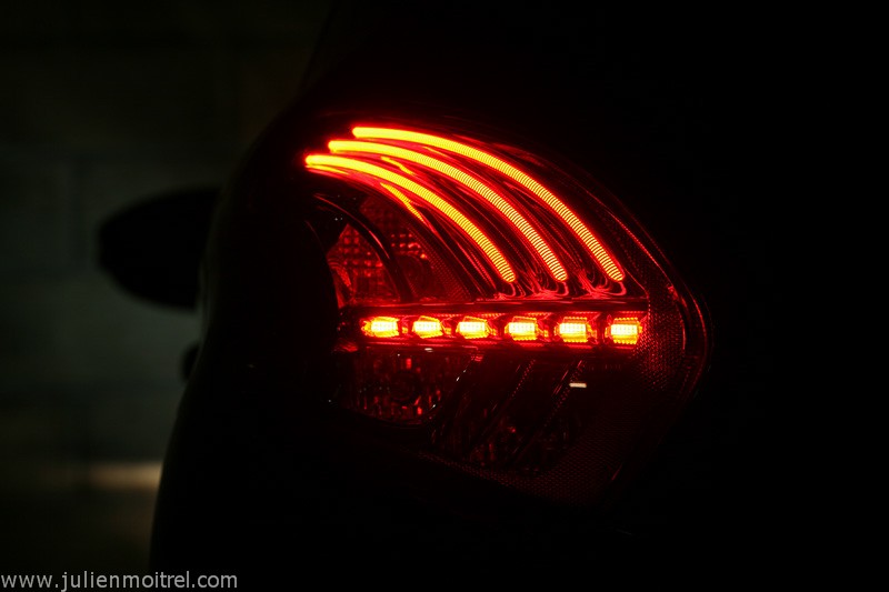 [kobaye] Feux arrière à LED et guide de lumière Peugeot 208 Allure 1.6 VTi 120 Rouge Érythrée 3p - 064