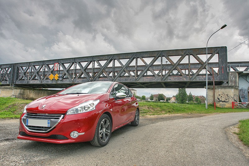 [kobaye] Peugeot 208 Allure 1.6 VTi 120 Rouge Érythrée 3p - 065