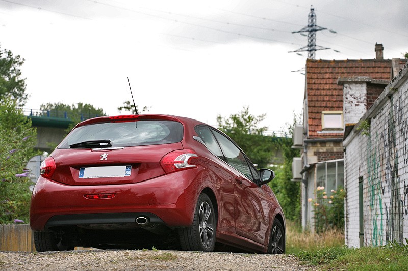 [kobaye] Peugeot 208 Allure 1.6 VTi 120 Rouge Érythrée 3p - 070