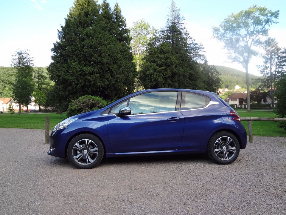 [Marcus] Peugeot 208 Allure 1.6 e-HDi 115 Bleu Virtuel 3p - 001