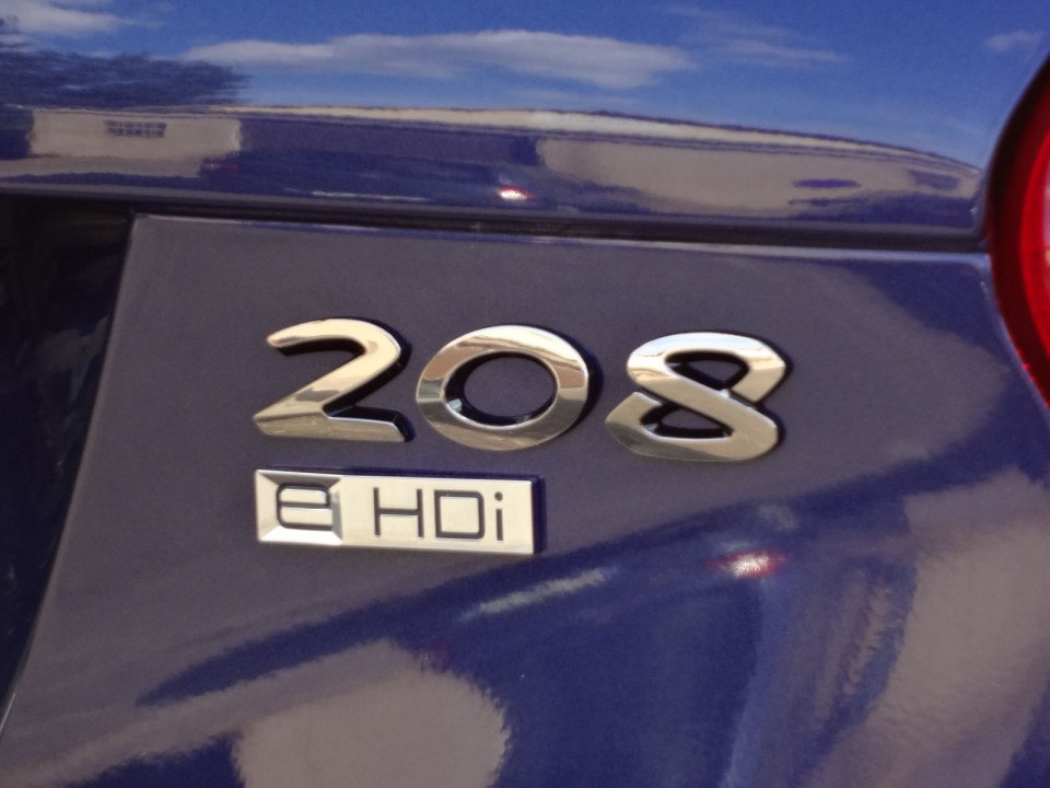 [Marcus] Sigle 208 e-HDi Peugeot 208 Allure 1.6 e-HDi 115 Bleu Virtuel 3p - 005