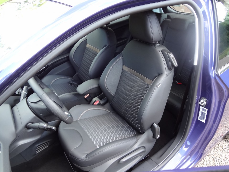 [Marcus] Siège Ekmet Noir/Gris Peugeot 208 Allure 1.6 e-HDi 115 Bleu Virtuel 3p - 007