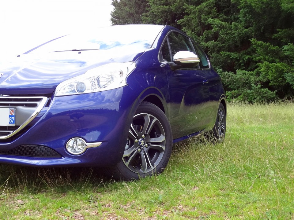 [Marcus] Peugeot 208 Allure 1.6 e-HDi 115 Bleu Virtuel 3p - 010