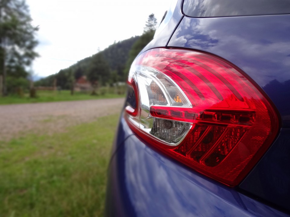 [Marcus] Feu arrière Peugeot 208 Allure 1.6 e-HDi 115 Bleu Virtuel 3p - 013