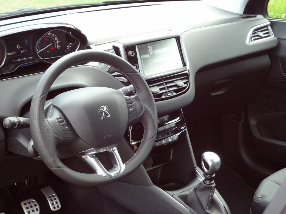 [Marcus] Poste de conduite Peugeot 208 Allure 1.6 e-HDi 115 Bleu Virtuel 3p - 014