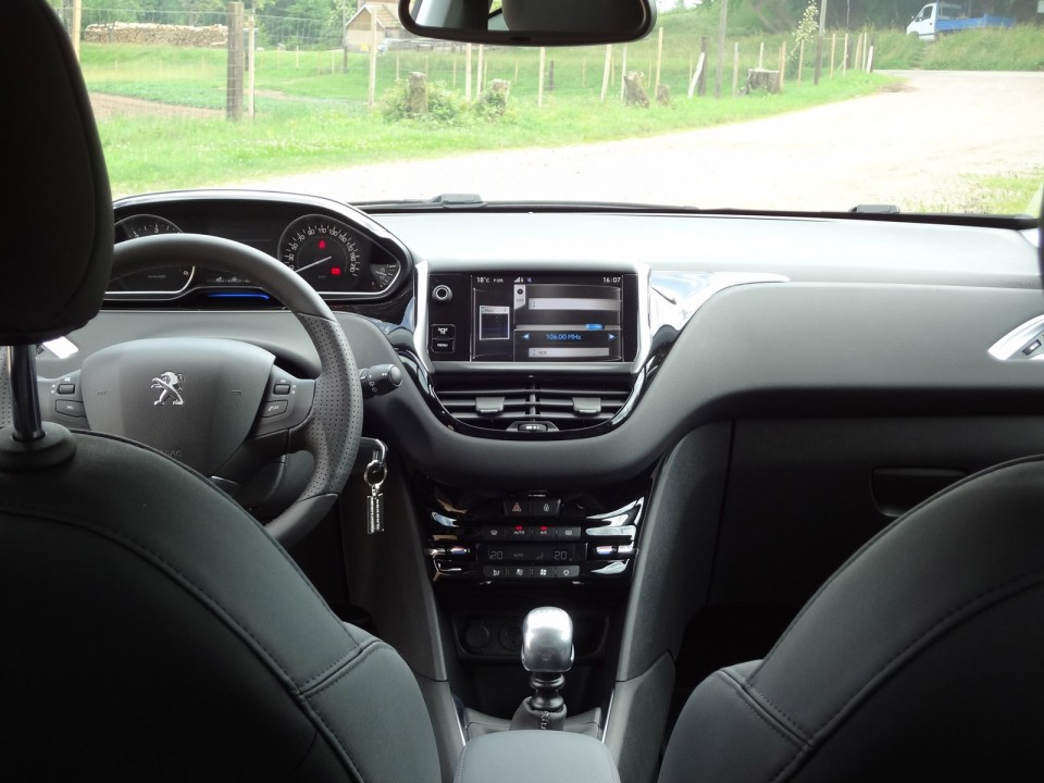 [Marcus] Intérieur Peugeot 208 Allure 1.6 e-HDi 115 Bleu Virtuel 3p - 015