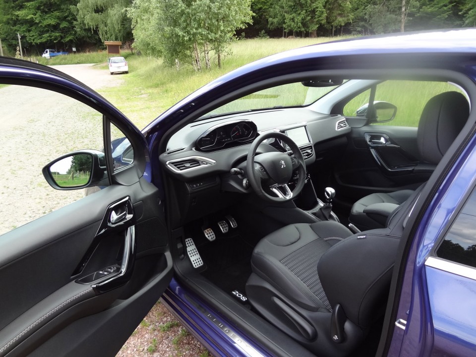 [Marcus] Habitacle Peugeot 208 Allure 1.6 e-HDi 115 Bleu Virtuel 3p - 016