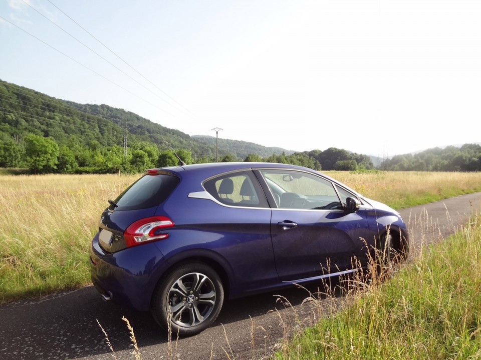 [Marcus] Peugeot 208 Allure 1.6 e-HDi 115 Bleu Virtuel 3p - 021