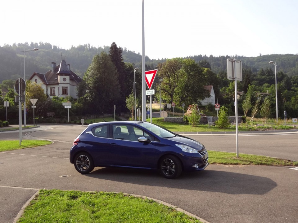 [Marcus] Peugeot 208 Allure 1.6 e-HDi 115 Bleu Virtuel 3p - 029