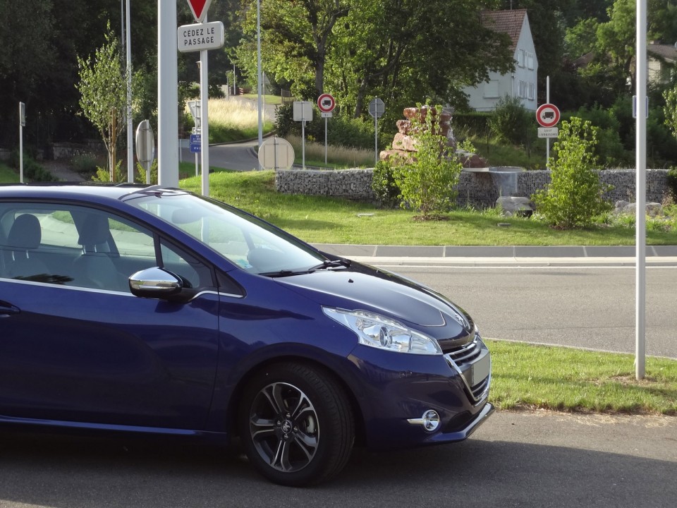 [Marcus] Peugeot 208 Allure 1.6 e-HDi 115 Bleu Virtuel 3p - 030