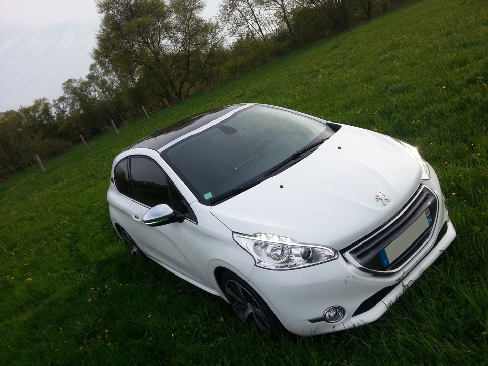 [Matdu54] Peugeot 208 Allure 1.6 e-HDi 92 Blanc Banquise 3p - 001