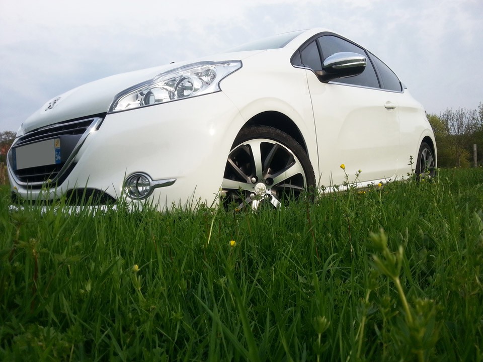 [Matdu54] Peugeot 208 Allure 1.6 e-HDi 92 Blanc Banquise 3p - 002