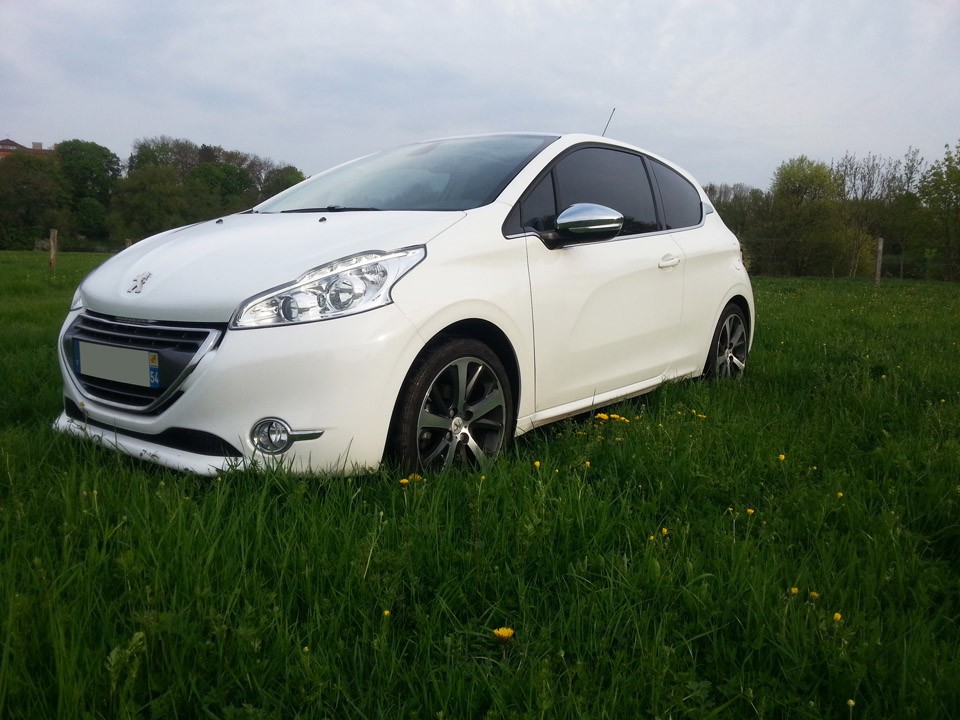 [Matdu54] Peugeot 208 Allure 1.6 e-HDi 92 Blanc Banquise 3p - 003