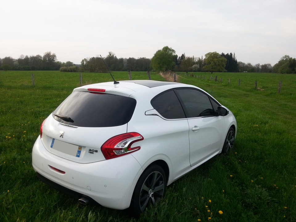 [Matdu54] Peugeot 208 Allure 1.6 e-HDi 92 Blanc Banquise 3p - 006
