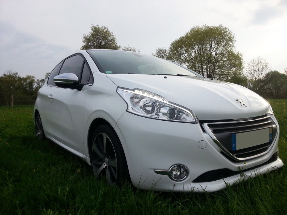 [Matdu54] Peugeot 208 Allure 1.6 e-HDi 92 Blanc Banquise 3p - 007