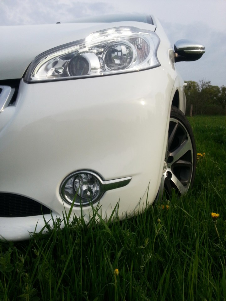 [Matdu54] Peugeot 208 Allure 1.6 e-HDi 92 Blanc Banquise 3p - 010