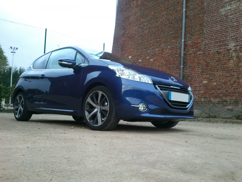 [mickael76570] Peugeot 208 Féline 1.6 e-HDi 115 Bleu Virtuel 3p - 001
