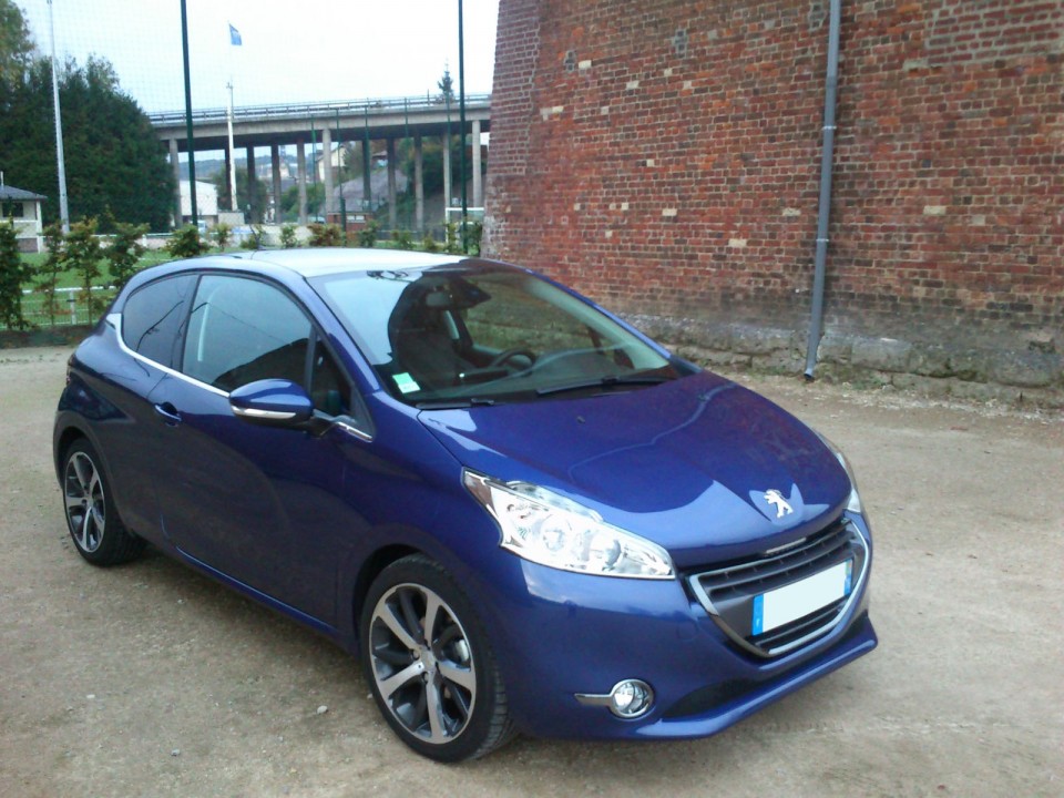 [mickael76570] Peugeot 208 Féline 1.6 e-HDi 115 Bleu Virtuel 3p - 002
