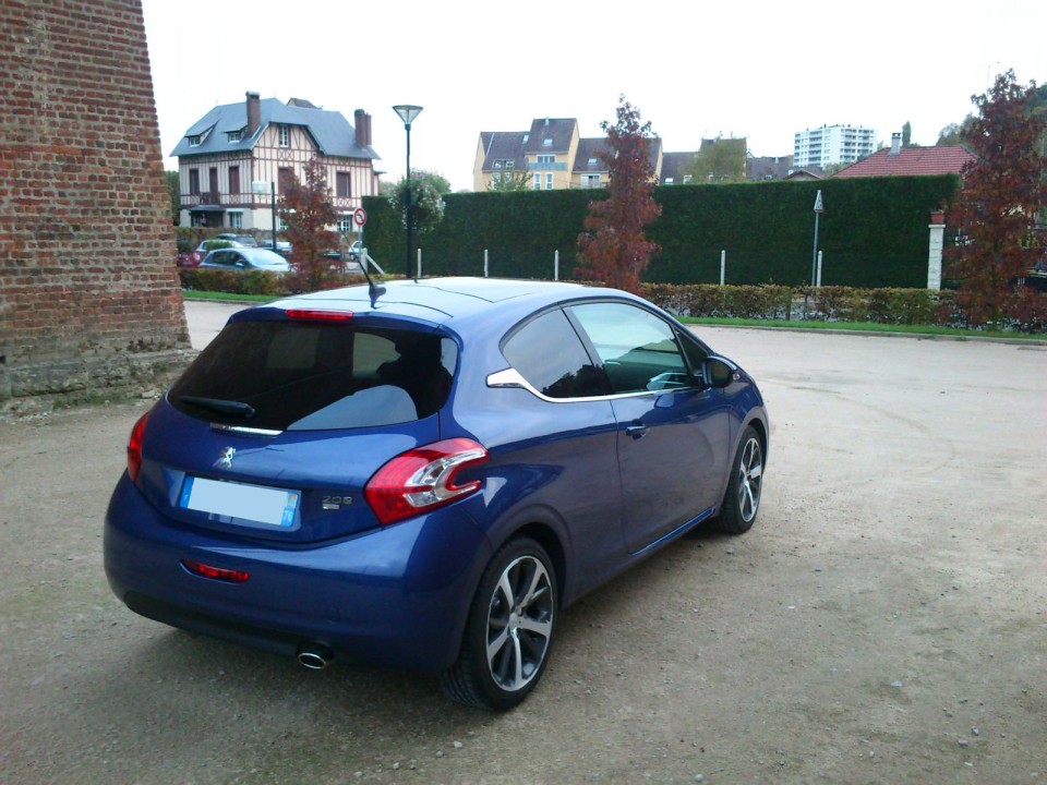 [mickael76570] Peugeot 208 Féline 1.6 e-HDi 115 Bleu Virtuel 3p - 003