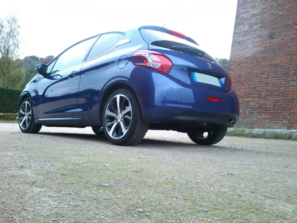 [mickael76570] Peugeot 208 Féline 1.6 e-HDi 115 Bleu Virtuel 3p - 004