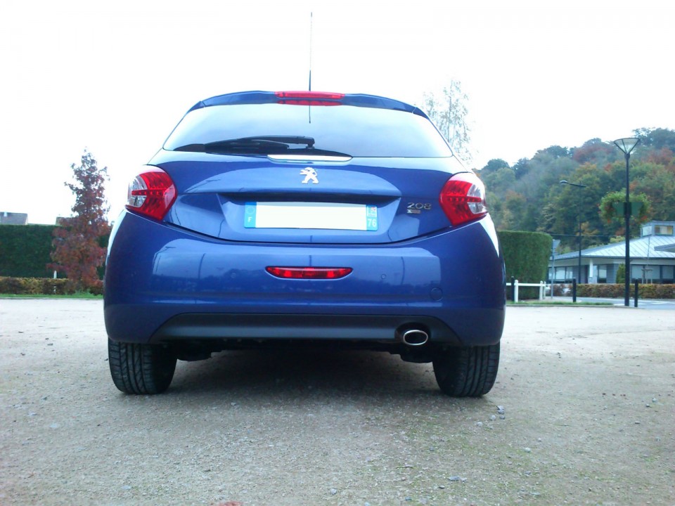 [mickael76570] Peugeot 208 Féline 1.6 e-HDi 115 Bleu Virtuel 3p - 005