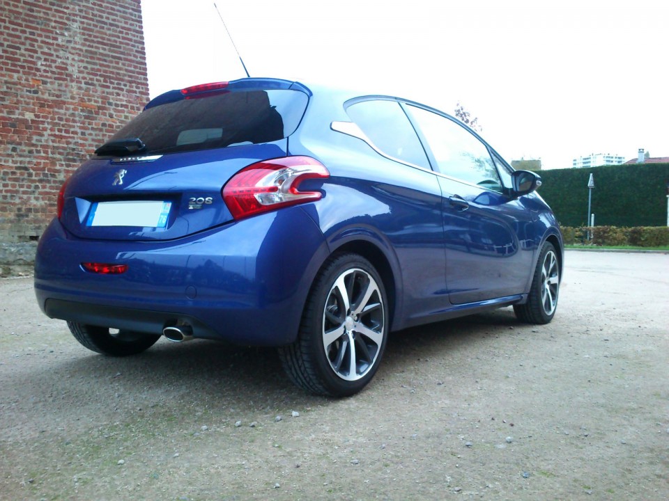 [mickael76570] Peugeot 208 Féline 1.6 e-HDi 115 Bleu Virtuel 3p - 006