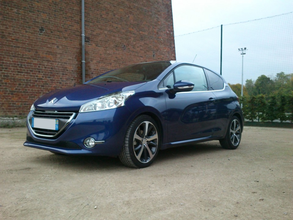 [mickael76570] Peugeot 208 Féline 1.6 e-HDi 115 Bleu Virtuel 3p - 007