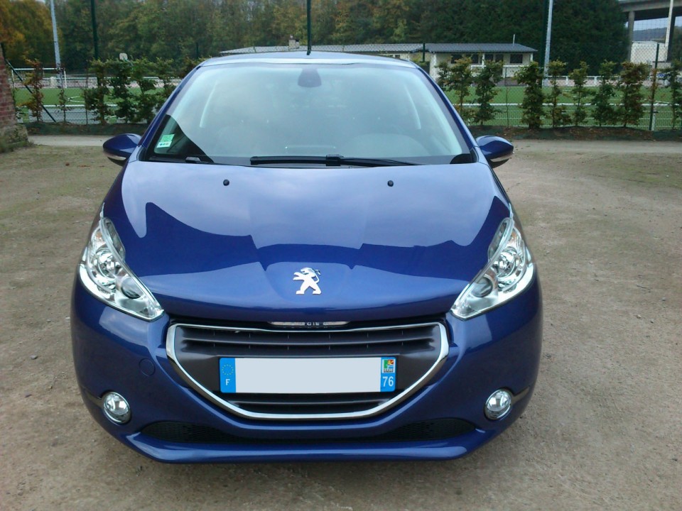 [mickael76570] Peugeot 208 Féline 1.6 e-HDi 115 Bleu Virtuel 3p - 009