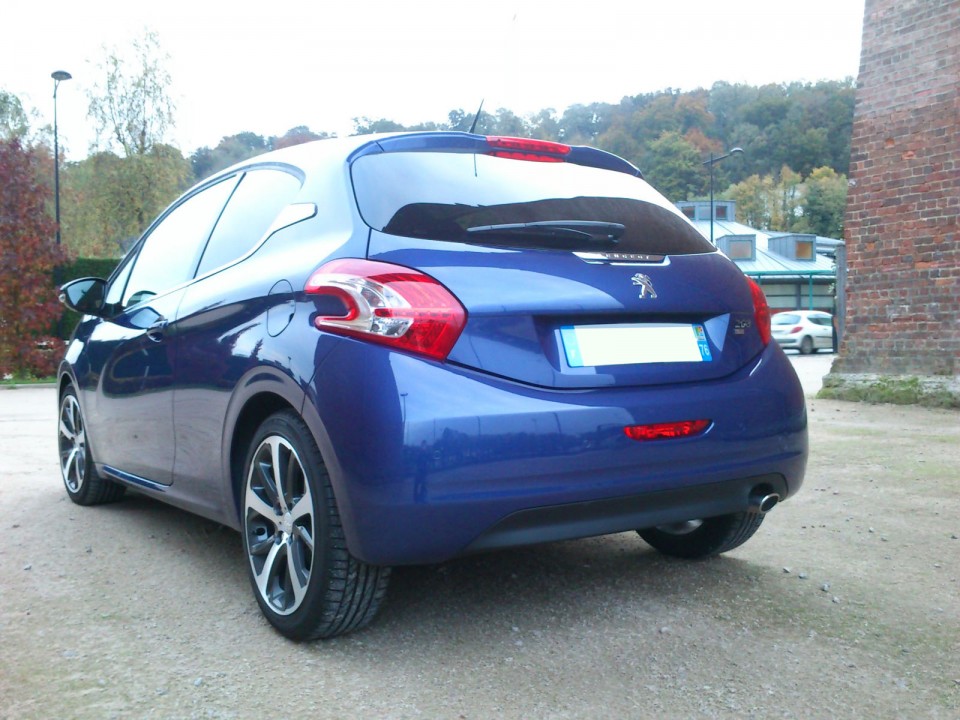 [mickael76570] Peugeot 208 Féline 1.6 e-HDi 115 Bleu Virtuel 3p - 010