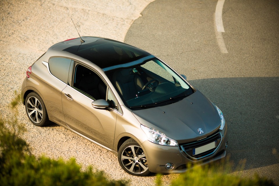 [Pano] Peugeot 208 Féline 1.6 e-HDi 115 Spirit Grey 3p - 001