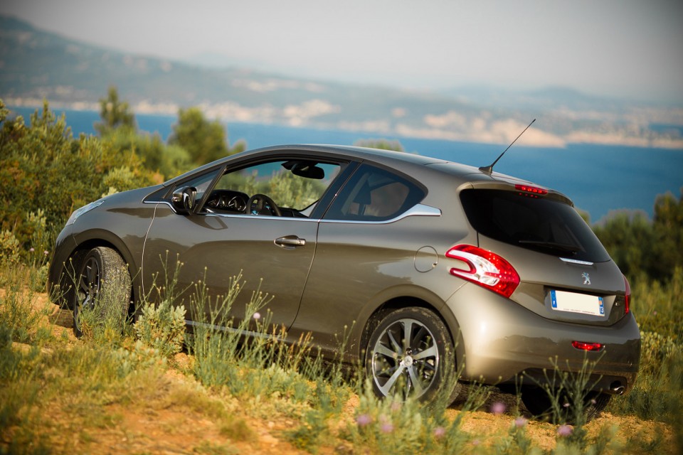 [Pano] Peugeot 208 Féline 1.6 e-HDi 115 Spirit Grey 3p - 002