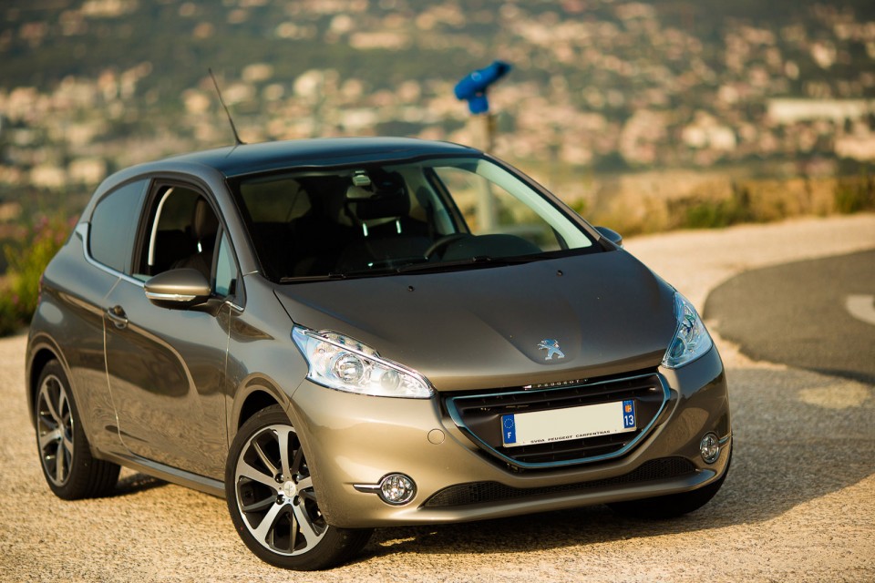 [Pano] Peugeot 208 Féline 1.6 e-HDi 115 Spirit Grey 3p - 003